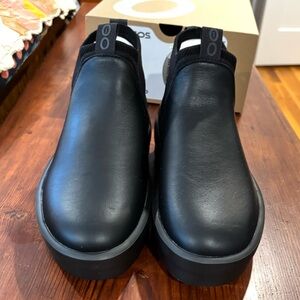 OOFOS OOmega Londoner Black Leather Ankle Booties